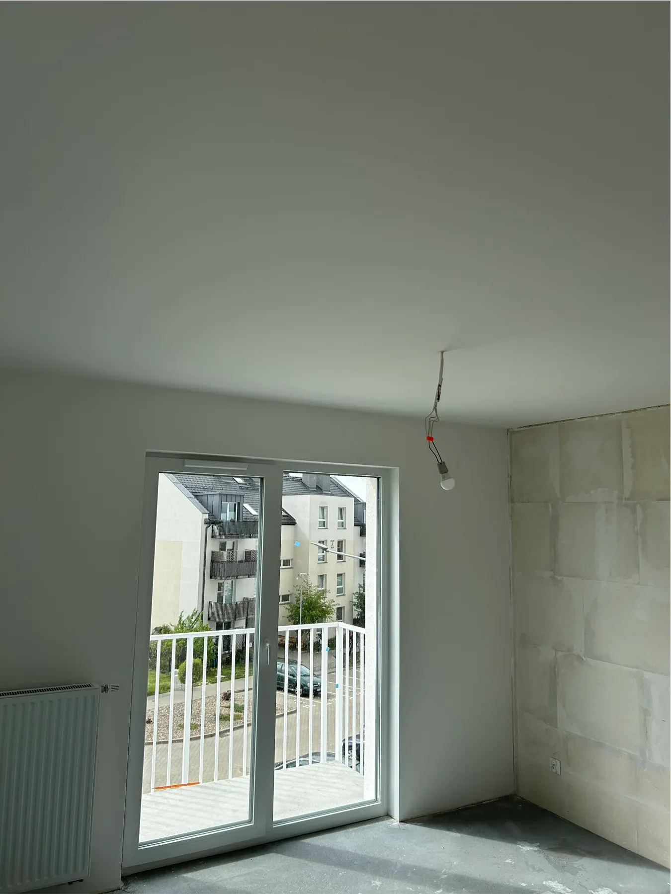 Pokój z wyjściem na balkon po wykończeniu ścian i sufitu Pokój z wyjściem na balkon po wykończeniu ścian i sufitu