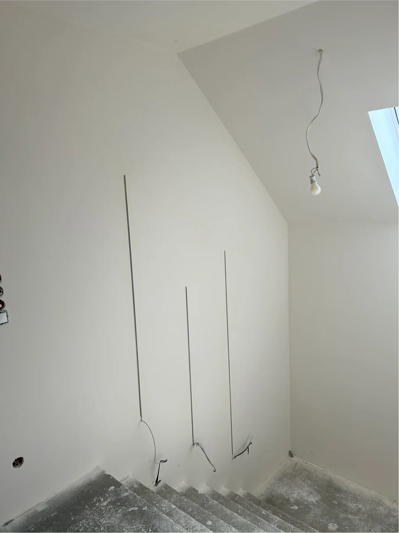 Poddasze ze skosem i wyprowadzoną instalacją elektryczną przed malowaniem