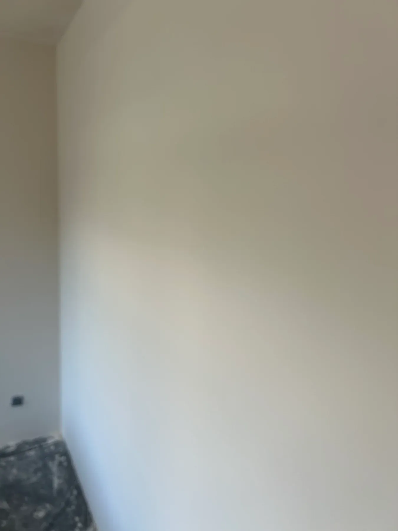 Powierzchnia ściany po szlifowaniu gotowa pod gruntowanie Powierzchnia ściany po szlifowaniu gotowa pod gruntowanie